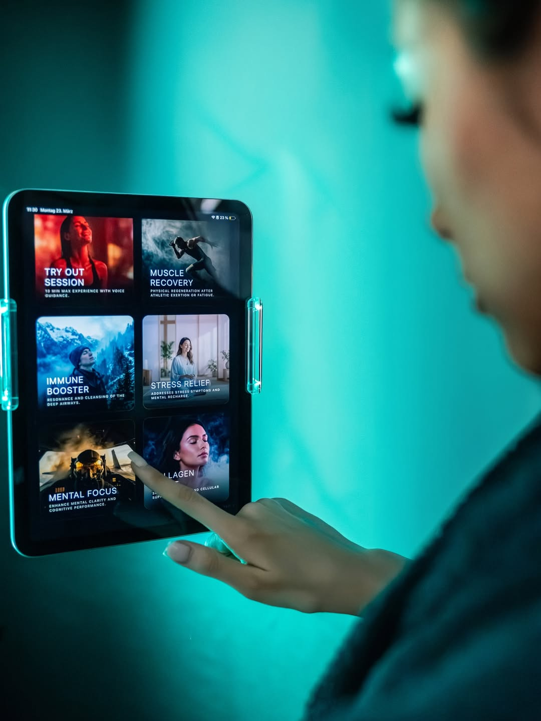 Anwender wählt ein Programm auf dem HALOCAB-Tablet — Cyan-Beleuchtung der Kammer im Hintergrund